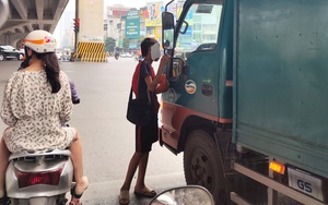 Hà Nội: Bất chấp nguy hiểm, đội quân ăn xin vẫn "phi thân" chặn đầu ô tô, xe máy để xin tiền
