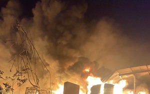 Cháy lớn ở phân xưởng sản xuất hai công ty nhựa và đồ gia dụng ở Long An