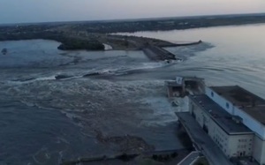 Vỡ đập ở Ukraine: Người dân vùng chiến sự lao đao tháo chạy lũ lụt