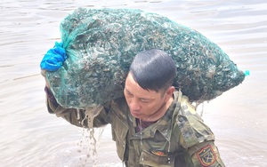 Nghề nguy hiểm lặn dưới đáy sông săn con màu đen kiếm tiền triệu/ngày ở Ninh Bình
