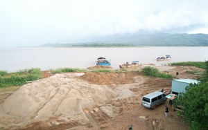 Phát hiện nhóm “cát tặc” khai thác cát trái phép trên sông Sê San giữa ban ngày