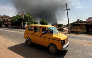 Clip: LHQ cảnh báo Sudan sắp xảy ra "nội chiến toàn diện" sau vụ không kích khiến 22 người thiệt mạng