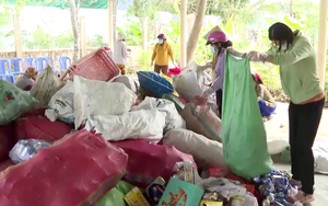 Nhiều phụ nữ cùng “biến” rác thải nhựa thành tiền, tạo nguồn quỹ giúp người nghèo