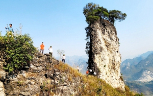 Triền núi này ở Hà Giang có cái cột đá cô đơn hình thù lạ, nhiều người lên xem