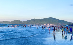 Hà Tĩnh: Khách du lịch đổ về biển Thiên Cầm tăng đột biến, nhiều khách sạn "cháy phòng"