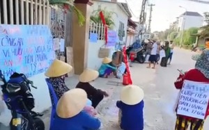 Nhiều người dân ngồi vật vã, căng băng rôn yêu cầu gia đình nguyên cán bộ công an huyện trả tiền