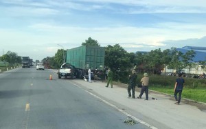 Nghệ An: Xe bán tải bẹp dúm sau cú tông vào container, 2 người tử vong, 4 người bị thương