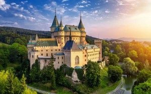 Lâu đài Bojnice lãng mạn và truyền thuyết bất hạnh về Quý bà Đen