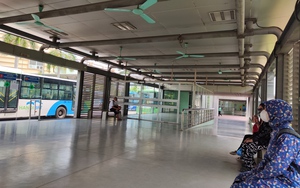 Quạt trần lắp chỉ để cho &quot;đẹp&quot; bên trong nhà chờ xe bus hiện đại nhất Hà Nội