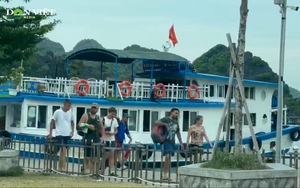 Video: Đón du khách tham quan trên vịnh về nơi tránh bão ở Cát Bà