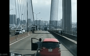 Clip NÓNG 24h: Tài xế bất lực cố giữ xe ô tô trôi trên cầu và cái kết thót tim