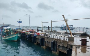 Kiên Giang: Dông lốc làm sập nhà chờ cầu cảng khiến 1 người tử vong, 3 người bị thương
