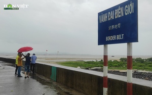 Móng Cái mưa nhỏ, người dân tranh thủ đội mưa chụp ảnh tại mũi Sa Vĩ trước khi bão Talim đổ bộ 