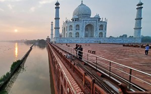 Đền thờ Taj Mahal bị mưa lũ "bao vây"