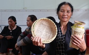 Rảnh rỗi, phụ nữ dân tộc K’ho Sre ở Đinh Lạc của Lâm Đồng đan lát mà có thêm đồng ra đồng vào