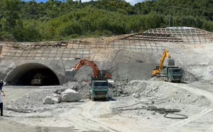 Video: Xem thiết bị chuyên dụng khoét núi thi công hầm cao tốc Bắc – Nam đoạn qua Quảng Ngãi