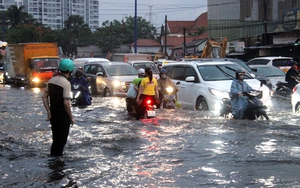 Thuốc, vật tư y tế thiếu hụt; đường sá ngập nước, hư hỏng khiến cử tri Bình Dương bức xúc