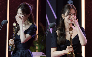Song Hye Kyo khóc như mưa khi nhận giải Rồng xanh ở tuổi 42