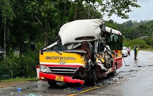 Hà Tĩnh: Xe buýt nát bét sau va chạm xe đầu kéo, 10 hành khách thoát chết trong gang tấc