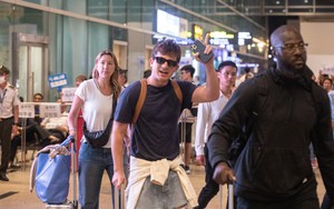 Charlie Puth đi xe VinFast VF9 đến Vinpearl Nha Trang lúc nửa đêm