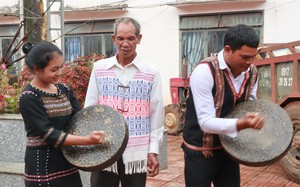 Người được ví như &quot;báu vật sống&quot; của làng Duệ ở Lâm Đồng, 70 tuổi đời gần 60 năm chơi chiêng