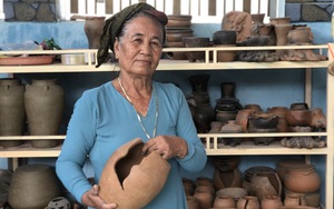 Làng gốm Chăm ở Ninh Thuận bỗng đông bất ngờ sau 1 tháng, ai cũng tò mò xem cách làm gốm đi thụt lùi