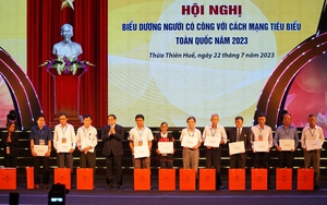 Thủ tướng Phạm Minh Chính trao kỷ vật chiến tranh cho cán bộ và người thân cán bộ đi B 
