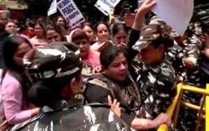 Kinh hoàng vụ tấn công tình dục tập thể, ép phụ nữ khỏa thân diễu phố khiến Ấn Độ rúng động