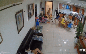 Clip NÓNG 24h: Xôn xao clip người đàn ông cầm dao xông vào nhà hàng xóm đe dọa ở chung cư tại Hà Nội