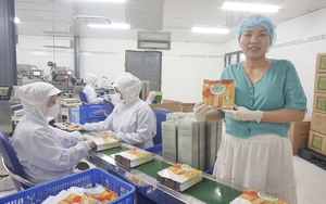 Làm thứ bánh dừa lạ miệng, một phụ nữ thành phố biển đưa đặc sản Đà Nẵng bán ra chợ quốc tế