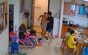 Người đàn ông vô cớ cầm dao tấn công hàng xóm ở Hà Nội