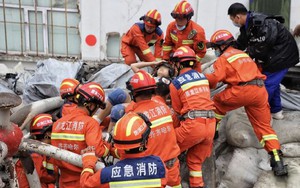Clip: Sập trần nhà thi đấu trong trường học ở Trung Quốc khiến ít nhất 10 người tử vong