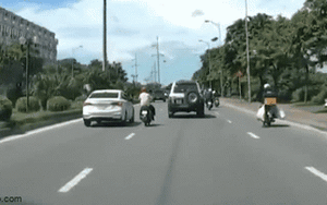 Clip NÓNG 24h: Tài xế ô tô chèn ép khiến người đi xe máy ngã ra đường tại Hà Nội 