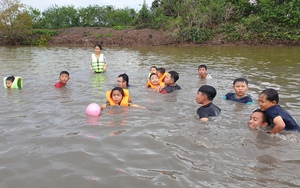 Trẻ em Cà Mau thỏa sức tập bơi ở các &quot;hồ bơi vô cực&quot; là các vuông tôm, em nào cũng khoái