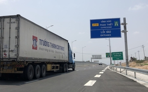 Lại xảy ra tai nạn giao thông trên cao tốc Vĩnh Hảo - Phan Thiết, hai xe tải va chạm, đầu xe văng ra đường