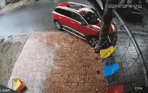 Clip NÓNG 24h: Người đàn ông dùng ô tô tông nát xế hộp Peugeot trước cửa nhà