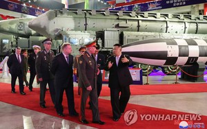 Ông Kim Jong-un dẫn Bộ trưởng Quốc phòng Nga tham quan triễn lãm vũ khí