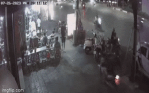 Clip NÓNG 24h: Ô tô con lao thẳng vào nhóm người trên vỉa hè khiến 1 người tử vong ở Hà Nội