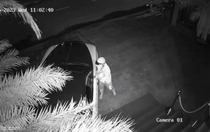 Clip NÓNG 24h: Rolls Royce để trước cửa nhà bị kẻ trộm vặt gương chỉ trong chưa đầy 10 giây