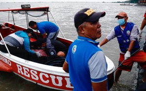 Clip: Gió mạnh dữ dội khiến thuyền lật ở Philippines, ít nhất 25 người thiệt mạng
