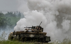 Chỉ huy Ukraine bò, trườn 150m để phá hủy xe tăng Nga đang khai hỏa, cứu mạng cấp dưới