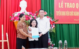 Trao quyết định tuyển dụng viên chức cho cô giáo không tay Lê Thị Thắm: Quyết định nhân văn của tỉnh Thanh Hóa