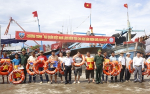 Hải quân Việt Nam tặng quà, khám bệnh làm điểm tựa cho ngư dân vươn khơi, bám biển tại Ninh Thuận