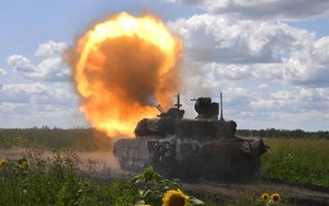 Xe tăng Nga đơn độc đấu với hàng chục xe bọc thép Ukraine, dồn đối phương vào bãi mìn, nổ tung