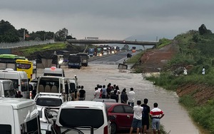 Bình Thuận họp khẩn vụ cao tốc Phan Thiết - Dầu Giây bị ngập nước khiến xe tải cũng trôi