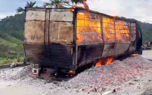 Quảng Nam: Xe tải chở hơn 15 tấn than bốc cháy ngùn ngụt, tài xế may mắn thoát thân