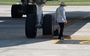 Phát hiện đinh găm vào lốp máy bay tại sân bay Nội Bài, Tân Sơn Nhất: Cảng vụ Hàng không miền Bắc nói gì?