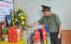 Thiếu tướng Đinh Văn Nơi thăm hỏi các gia đình liệt sĩ, cán bộ công an bị thương trong vụ tấn công tại Đắk Lắk