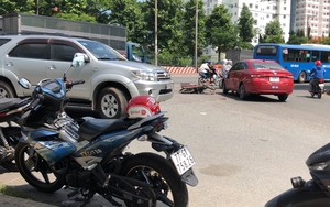 Hiện trường hỗn loạn sau vụ tai nạn liên hoàn giữa xe máy và hai ô tô ở TP.HCM