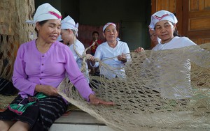 Xã này ở Nghệ An bà con người Thổ lấy sợi cây gai đan loại võng dùng hàng chục năm &quot;vẫn chạy tốt&quot;